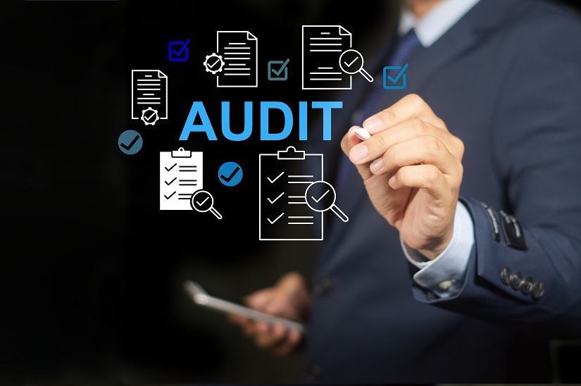 書類　チェック　男性