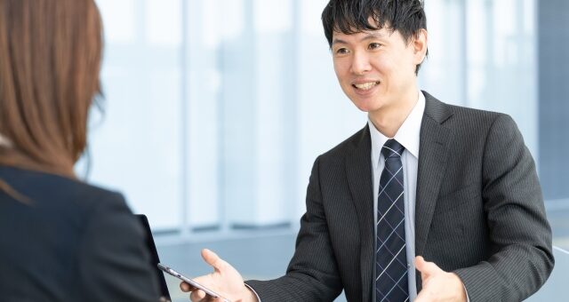 内あわせをする男女