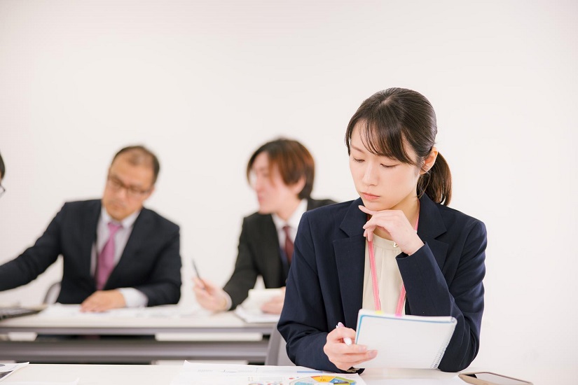 悩む女性事務員