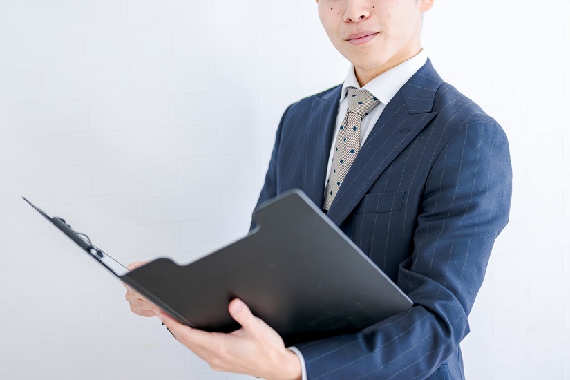 書類を持ったビジネスマン