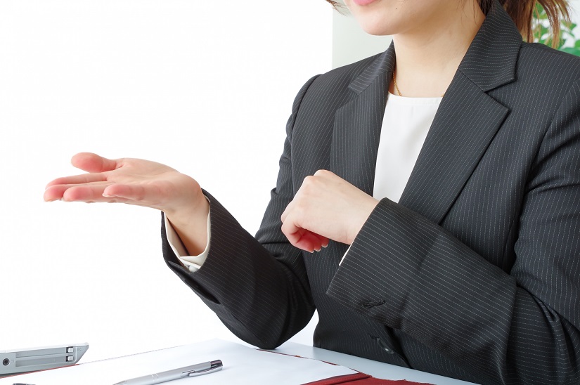 説明をする女性　ビジネス