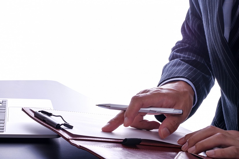 書類　確認　男性　ペン