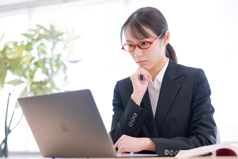 パソコン操作をする女性