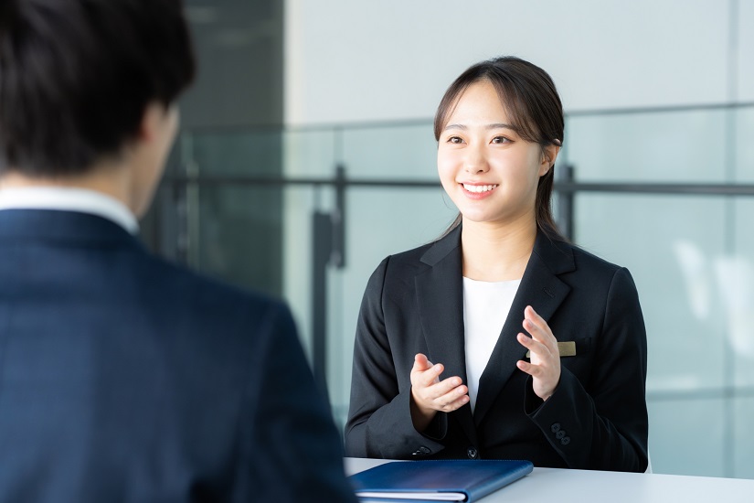 受付の女性