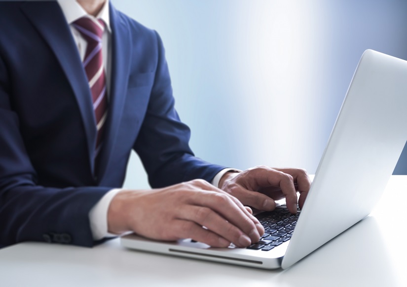 パソコン操作 ビジネスマン