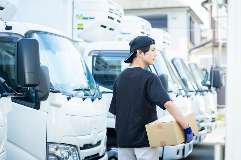 ドライバー　男性　荷物　運送