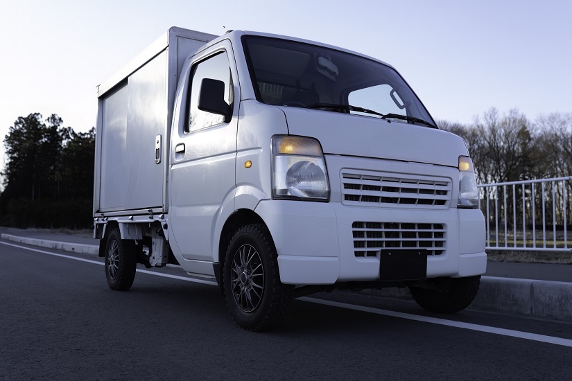 路肩で停車する軽貨物車両
