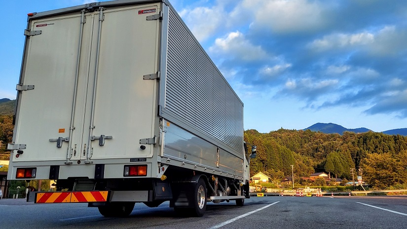 トラック　道路　走る