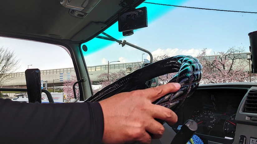 トラックドライバー　運転席