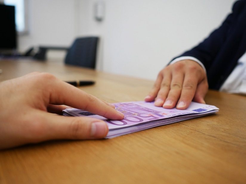 お金の受け渡し