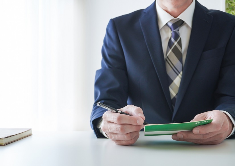 通帳とペン ビジネスマン