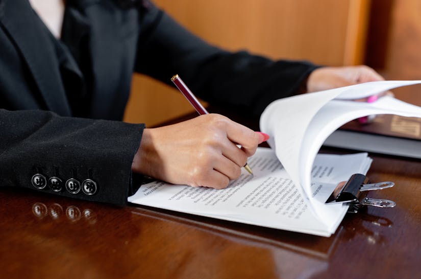 契約書類を確認する女性