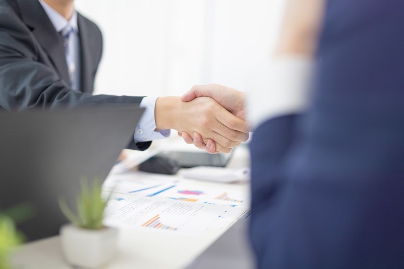 ビジネスシーンでの握手