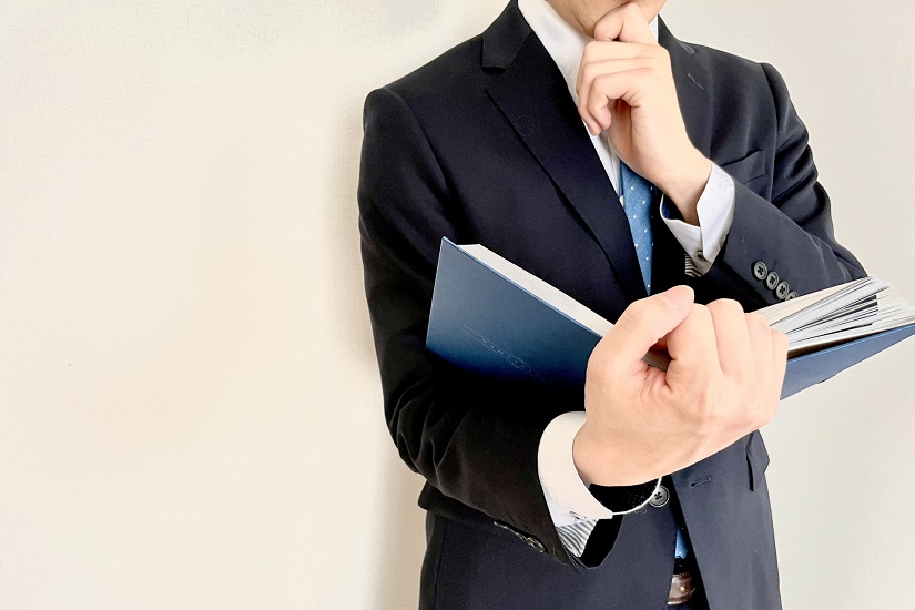 資料のチェックをするビジネスマン