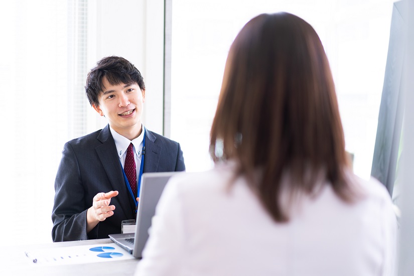 上司と面談をするビジネスパーソン