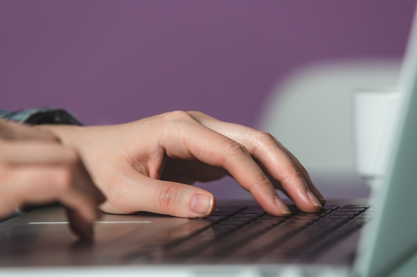 ノートパソコンを手に持ったクローズアップ