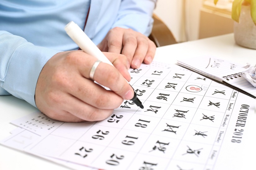 カレンダーに✕印を書き込む人