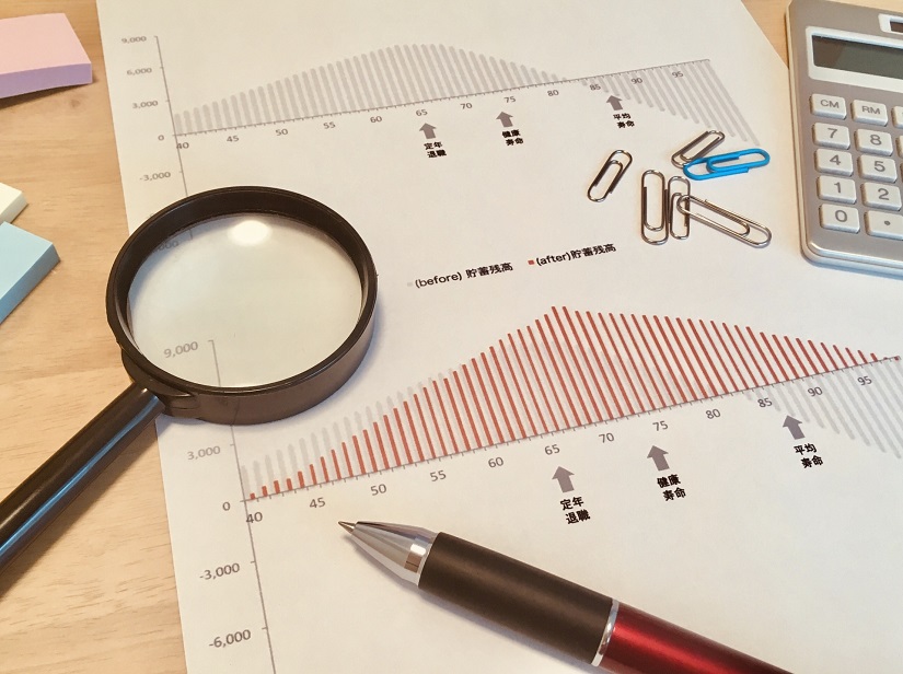 キャッシュフロー表　虫眼鏡　ペン