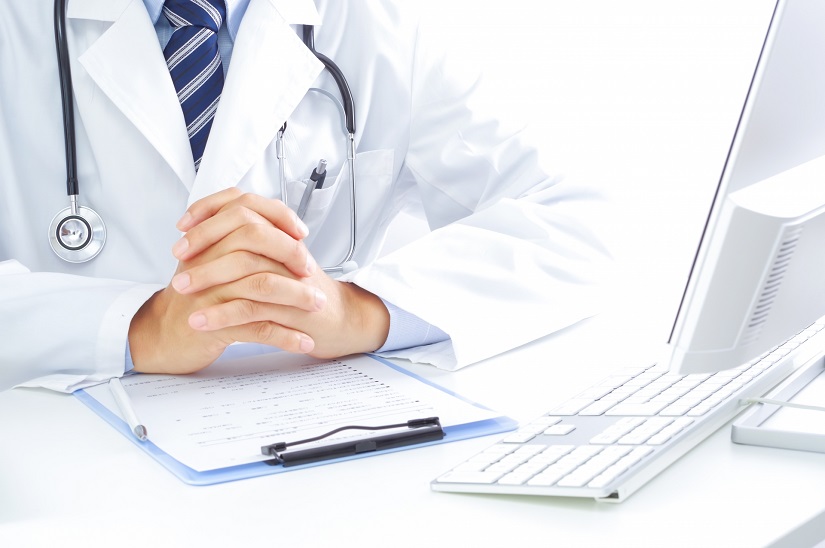 医師　パソコン　問診