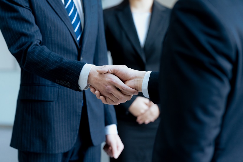 握手　ビジネスマン　2者　3者