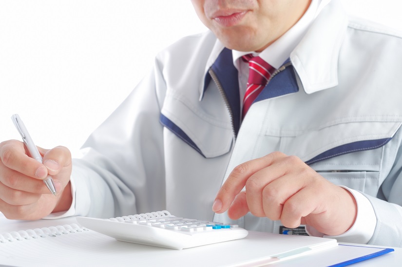 作業着男性　電卓　記載