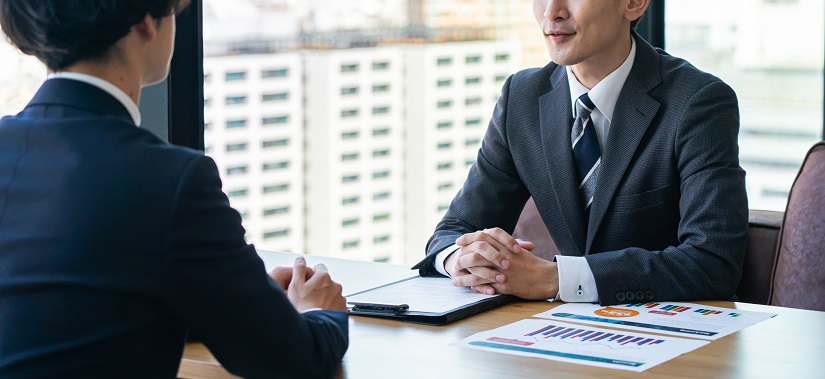 会議、打合せをする若い日本人ビジネスマン