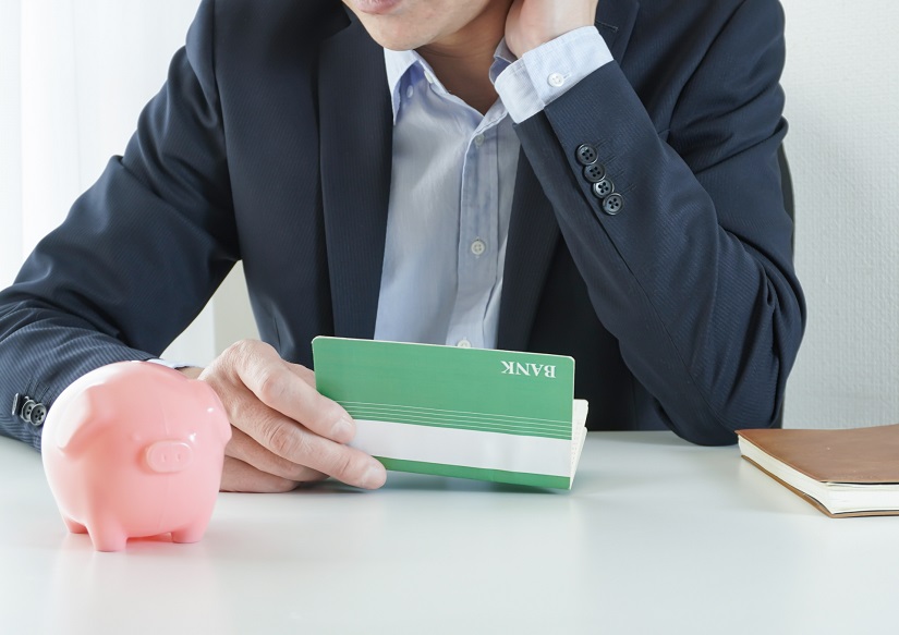 通帳　口座　悩む　頭を抱える　お金がない