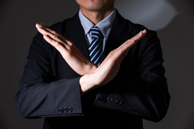 怪しい バツ印 ビジネスマン