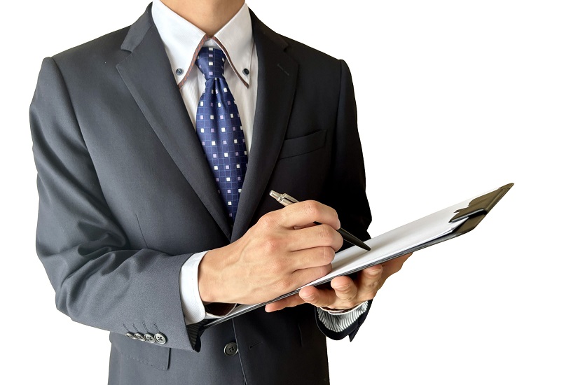 バインダーに記入する男性