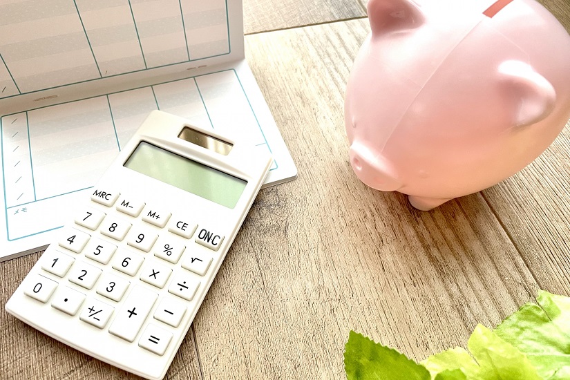 電卓　通帳　貯金箱