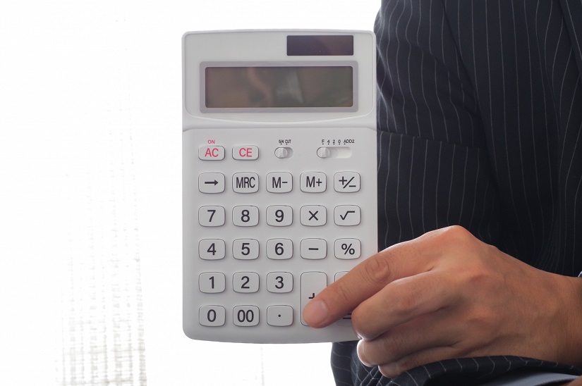 電卓 薄いグラフ ビジネスマン