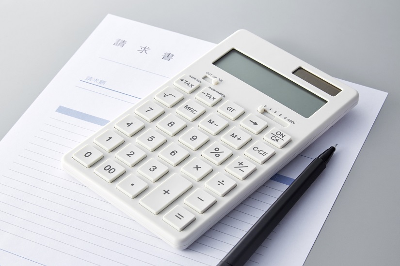 請求書　計算　電卓　ペン