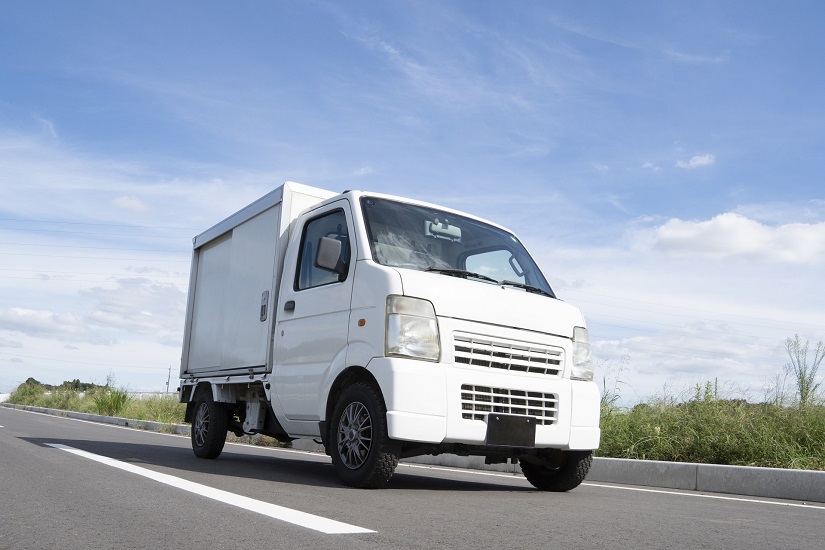 配達中の軽貨物車両　運送