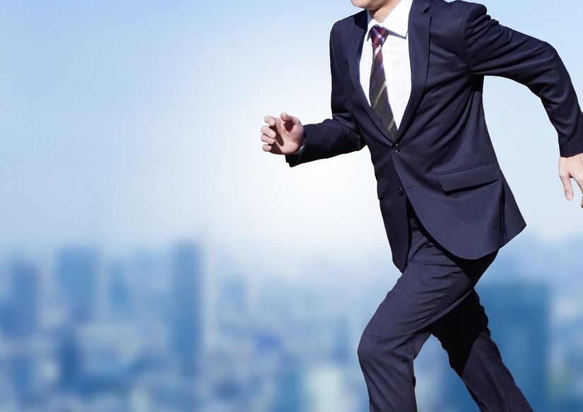 走るビジネスマン 急ぐ
