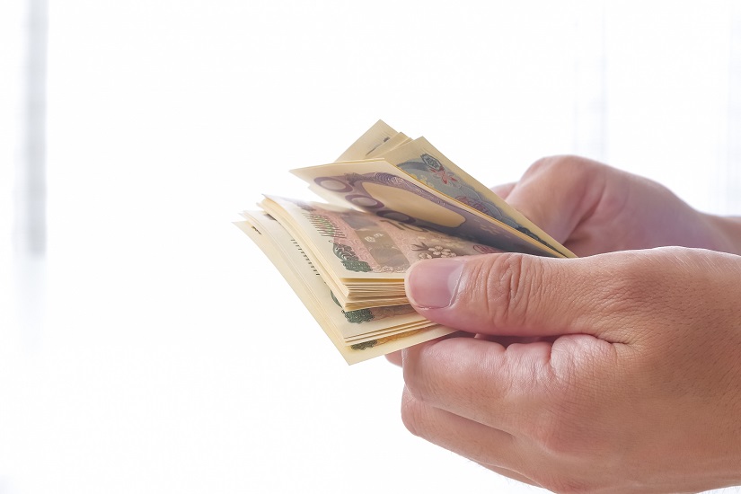 現金を数える男性の手元