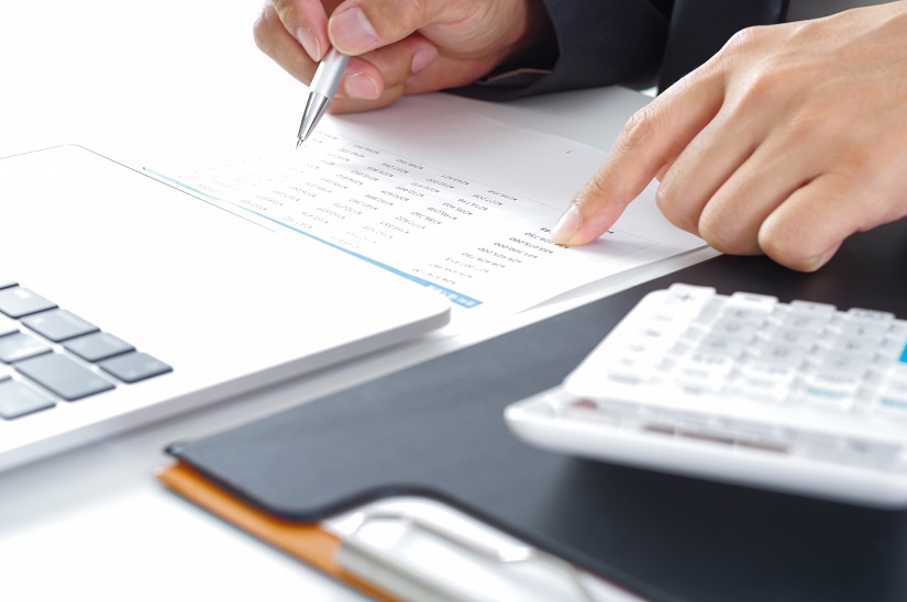 書類を確認する男性の手元