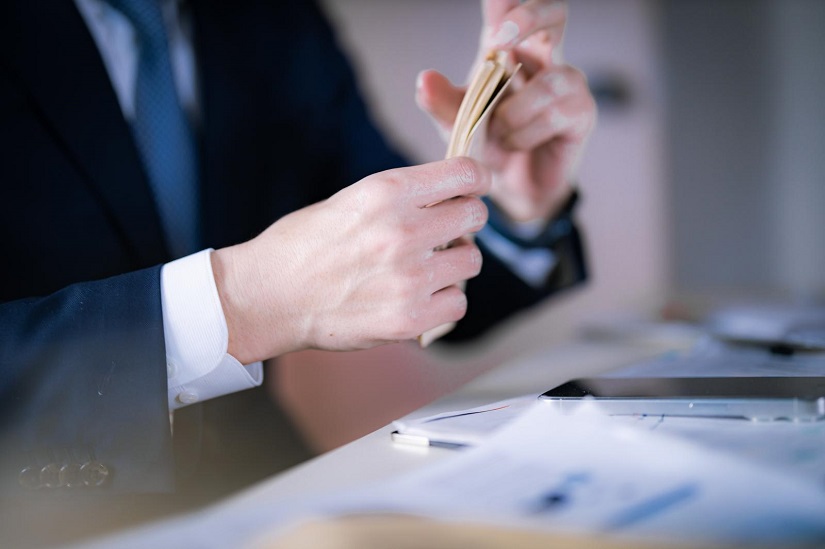 お金を数える男性