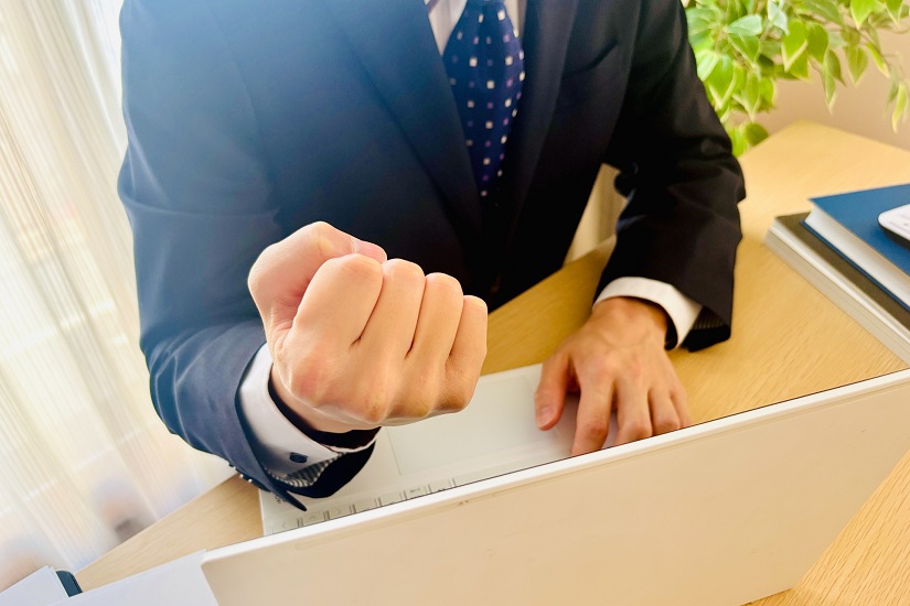 成功　ガッツポーズ　ビジネスマン