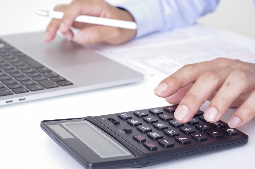 パソコン　電卓　書類