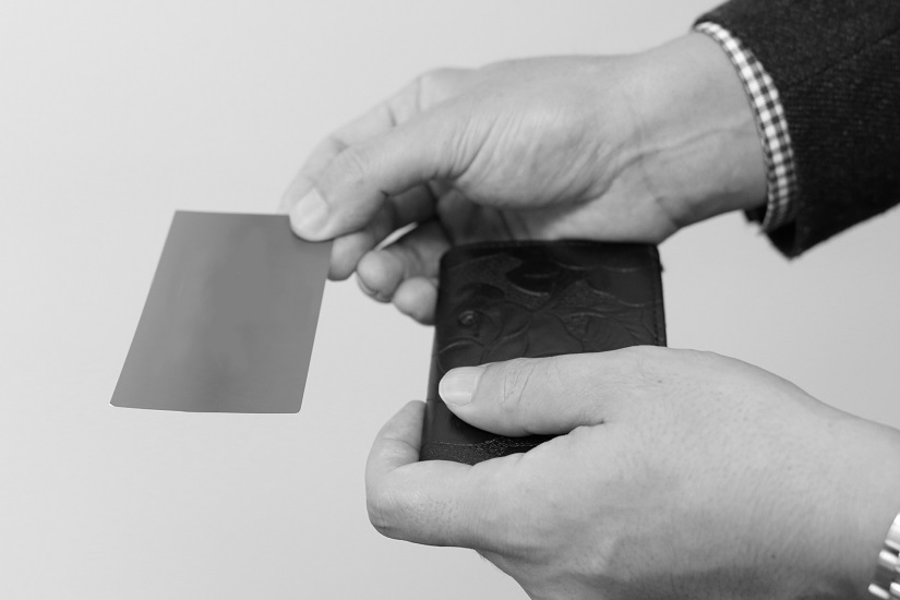 名刺を渡す怪しい人物