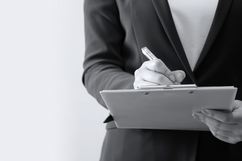 バインダーに記入 女性白黒 審査落ち