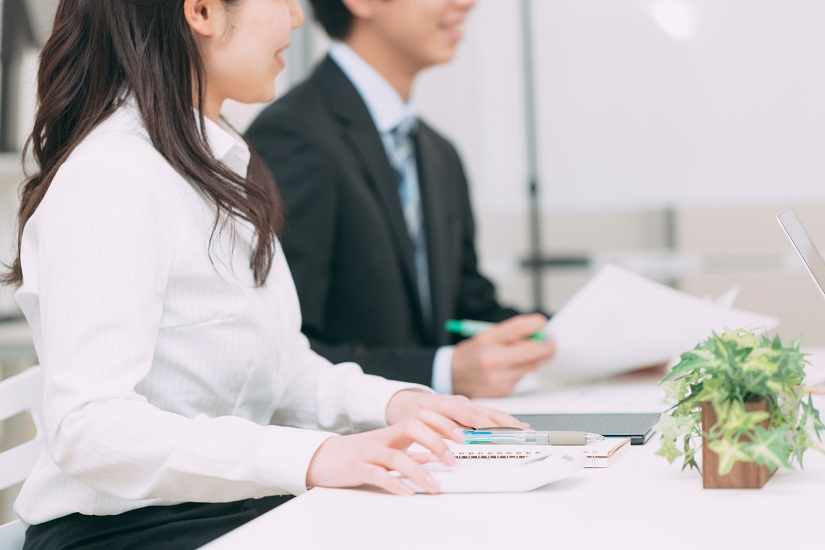 相談対応する男女