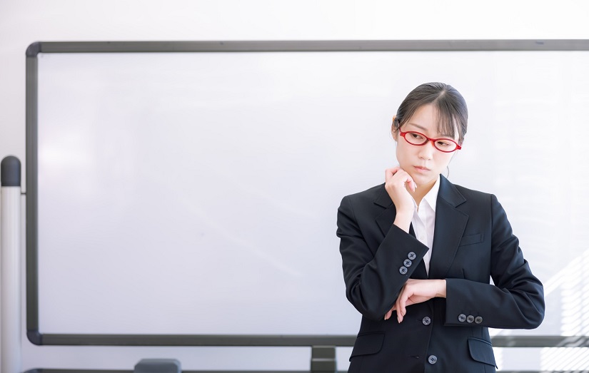 首をかしげる女性社員