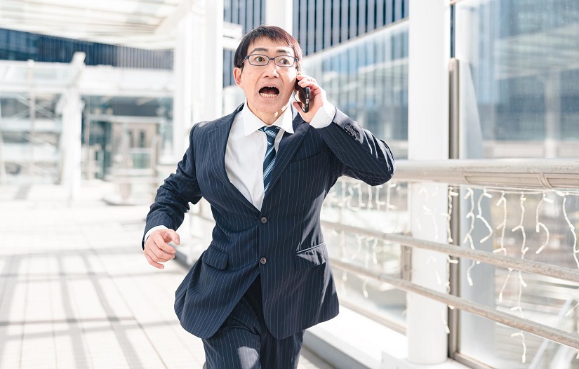 慌てて走るビジネスマン