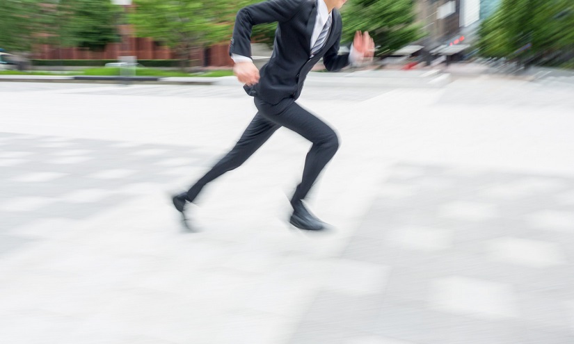 走るビジネスマン