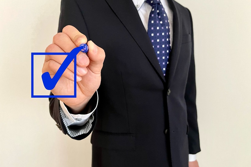 青ペン　チェック　ビジネスマン