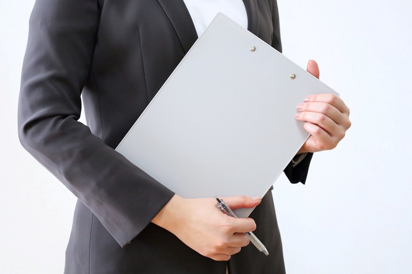 バインダーを持つ女性