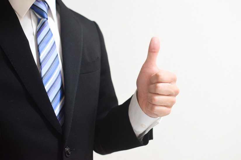 グッドサインをするビジネスマン