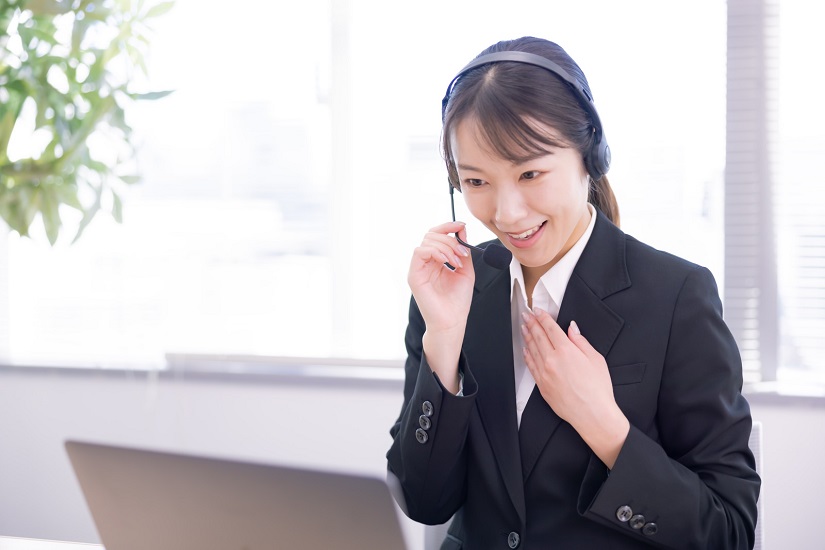 受付をする女性オペレーター