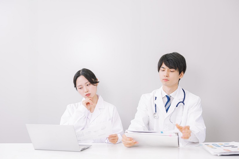 カルテを見る看護師